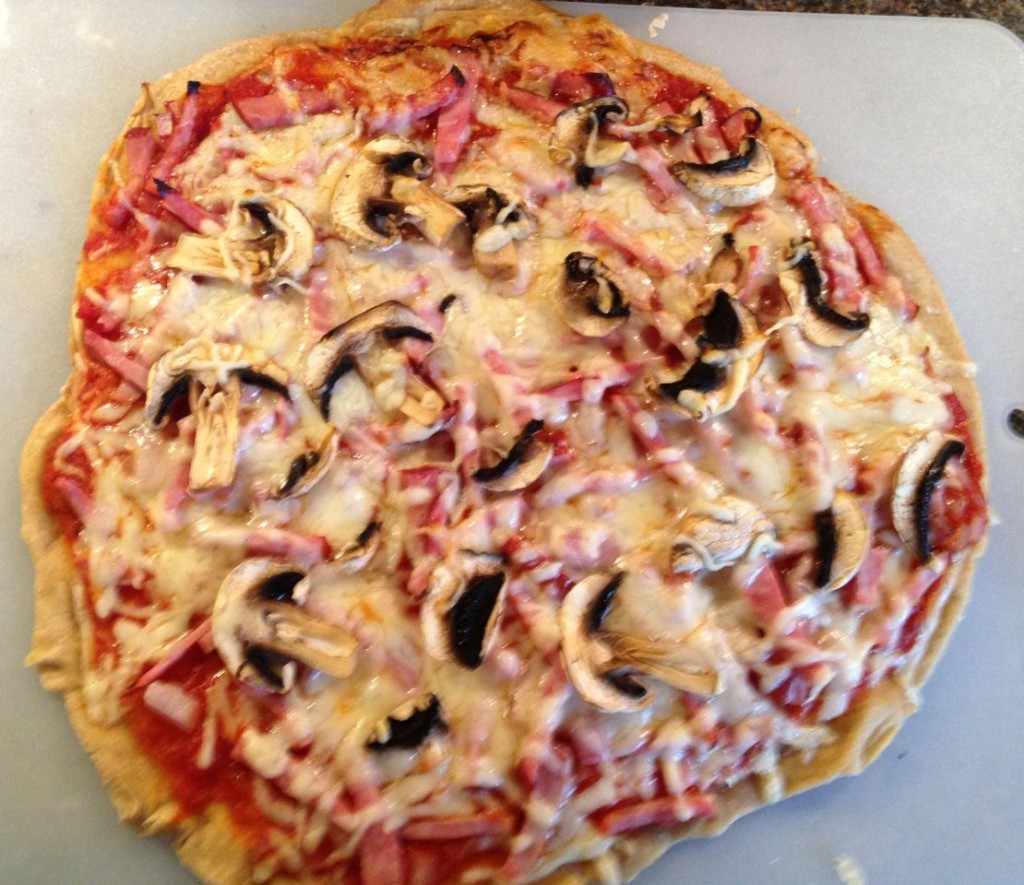 Hemgjord pizza från pizzaugn på grillen