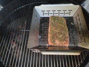 Varmrökt lax på grillen med dill, citron och alrök