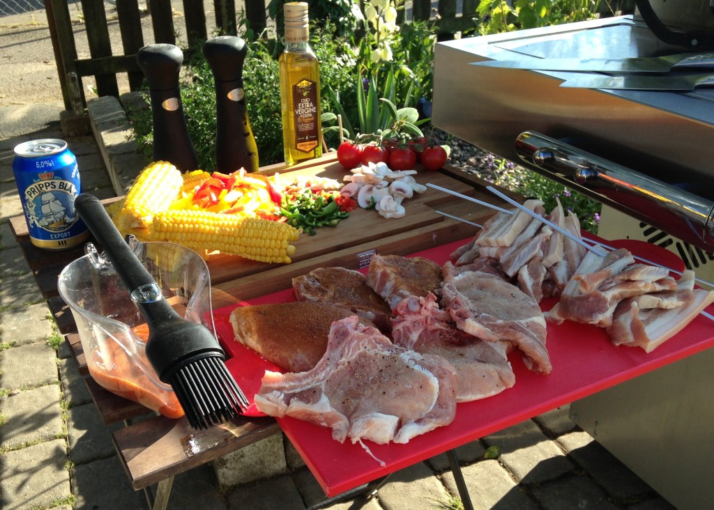 Schoongemaakte gasbarbecue klaar voor een mixed grill