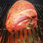 Whiskyrökt kalkonlårfilé – whiskybrine, fetaost och pesto