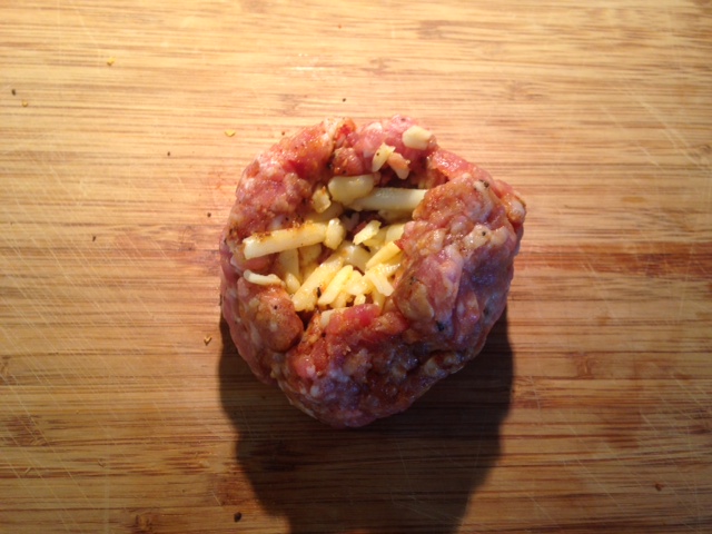 Bacon-umwickelte Kugel mit Sauce bestrichen