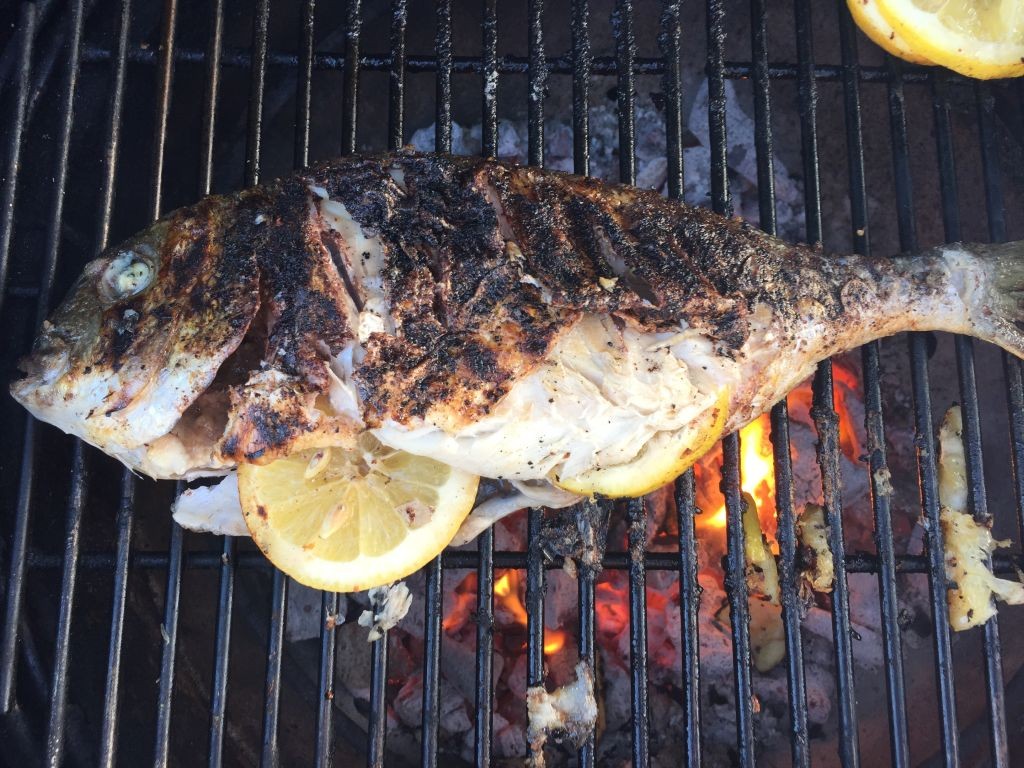 Gegrillte Seabream (Dorade) mit knuspriger Haut