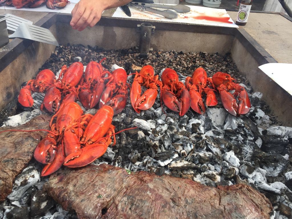 Fisch in Backpapier auf der Glut