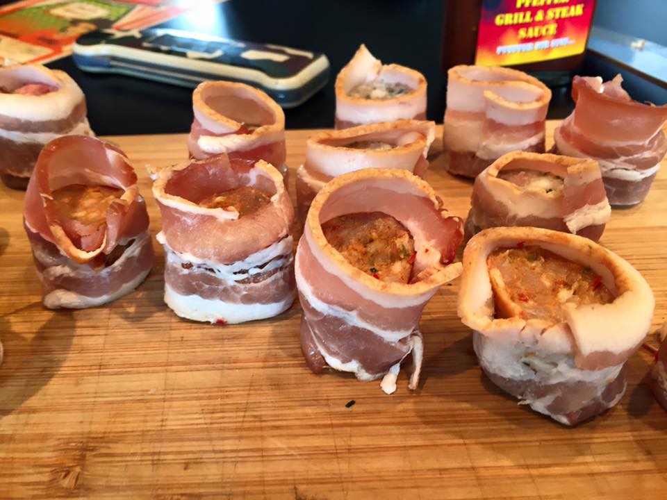 Pork Shots sobre la tabla de madera en la barbacoa