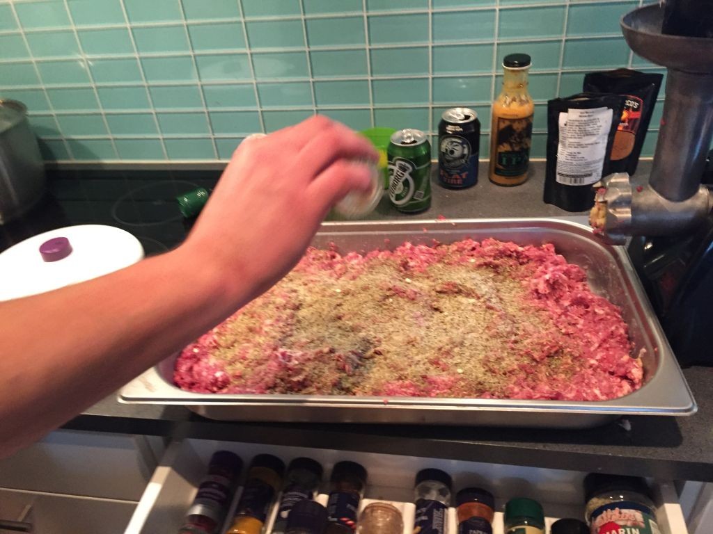 Ölkorv vom Wildschwein bei der Zubereitung, Bildfolge