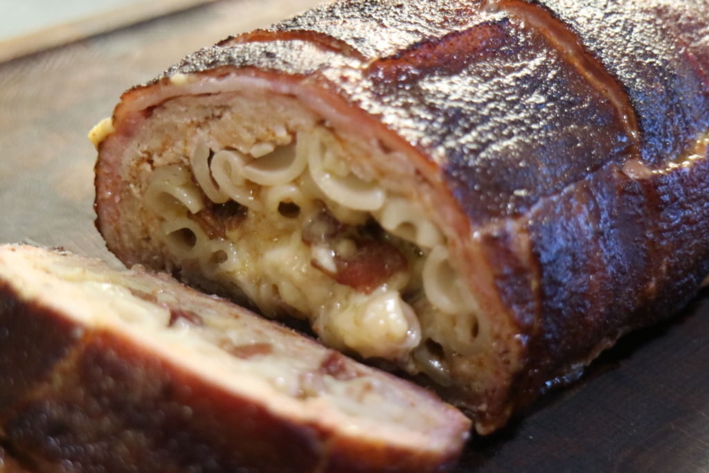 Mac n Cheese Fatty – Bacon Explosion mit Makkaroni und Käse
