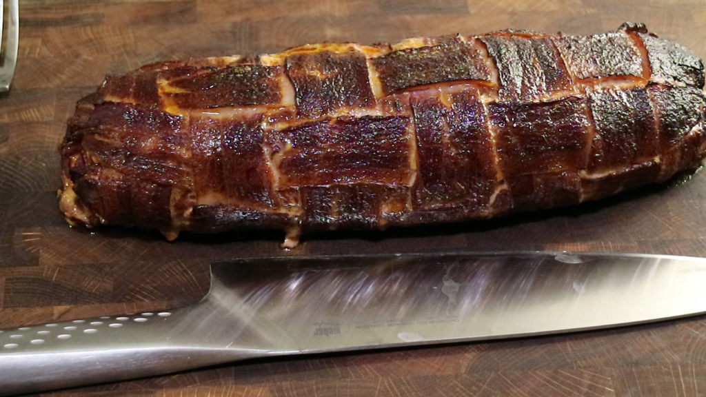Bacon Explosion con tejido de bacon, carne picada y relleno