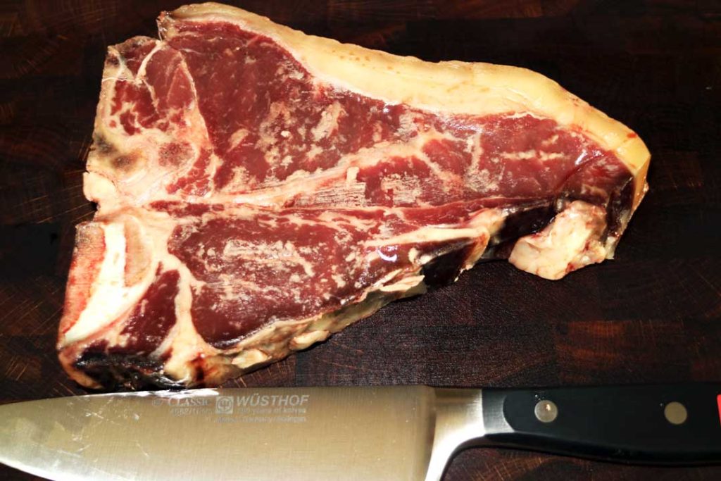 T-bone grillé servi avec du beurre à la réglisse