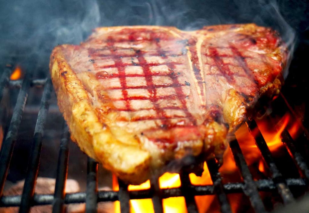 T-bone tranché avec beurre aromatisé à la réglisse