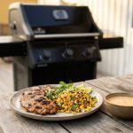 Kycklinglårfilé på grillen med rostad majs-salsa och chipotle-lime