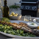 Havsabborre på grillen med gurksallad, dill och pepparrotsyoghurt