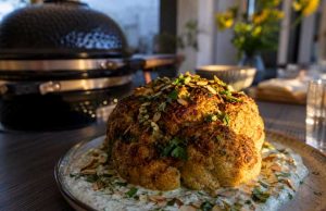 Helgrillad blomkål med currysmör, citronyoghurt och rostade mandlar