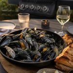 Grillade blåmusslor med cidersmör och grillat surdegsbröd