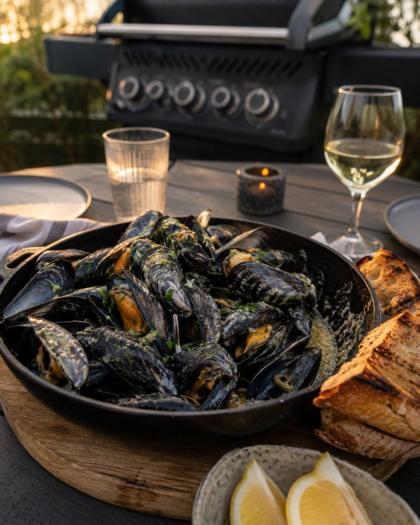 Grillade blåmusslor med cidersmör och grillat surdegsbröd