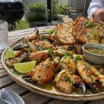 Grillade krabbklor med chili-lime-smör och rostat surdegsbröd