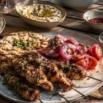 Grillade kycklingspett med yoghurt och sumak