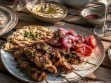 Grillade kycklingspett med yoghurt och sumak