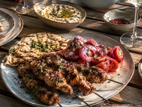 Grillade kycklingspett med yoghurt och sumak