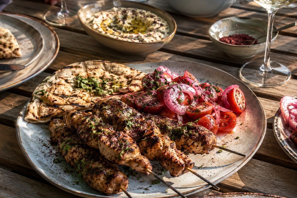 Grillade kycklingspett med yoghurt och sumak