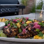 Jerkmarinerad kycklinglårfilé på grillen med grillad ananas och limeyoghurt
