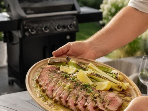 Kalvytterfilé på grillen med dragon, citron och sotad purjolök