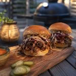 Pulled pork på kamado med äppelcidervinägersås och grillad kålslaw