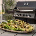 Sotad romansallad med ansjovisdressing och grillade brödsmulor